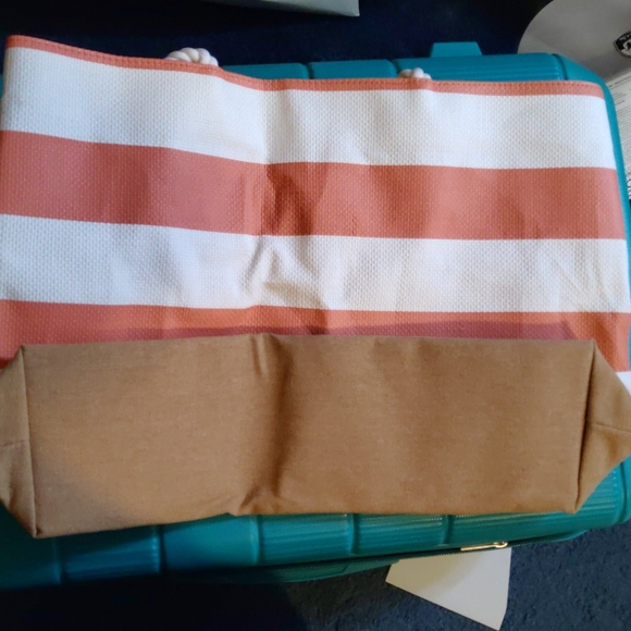 NEW CROCS tote bag, comes with small wristlet - Picture 3 of 5